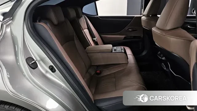 Lexus ES300h 7th generation 2023 Серебристо-серый из Кореи, фото 3