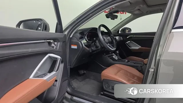 Audi Q3 (F3) 2023 Серый из Кореи, фото 3