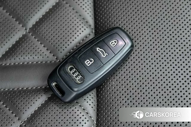 Audi A8 PHEV 2022 Черный из Китая, фото 3