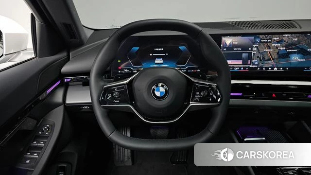 BMW 5 Series (G60) 2023 Белый из Кореи, фото 3