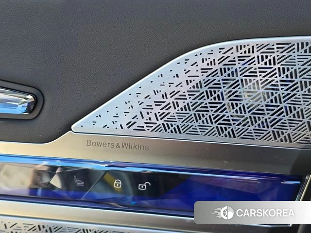 BMW 7 Series (G70) 2024 Светло-серебряный цвет из Кореи, фото 3