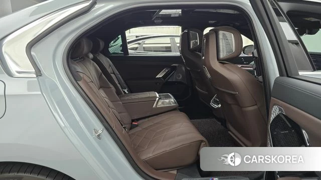 BMW i7 (G70) 2023 Серебристо-серый из Кореи, фото 3