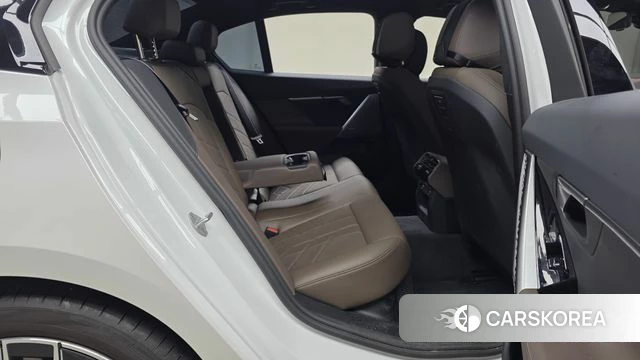 BMW 5 Series (G60) 2025 Белый из Кореи, фото 3