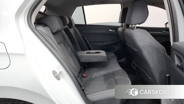 Volkswagen Golf 8th Generation 2023 Белый из Кореи, фото 3