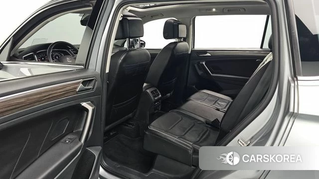 Volkswagen Tiguan Allspace 2022 Серебристо-серый из Кореи, фото 3