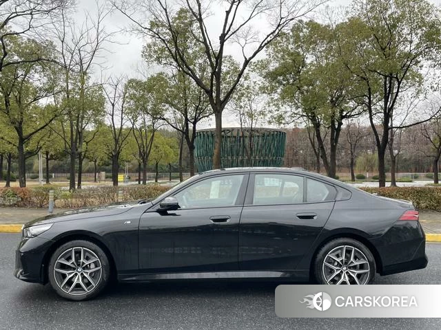 BMW 5 series (imported) 2025 Черный из Китая, фото 3