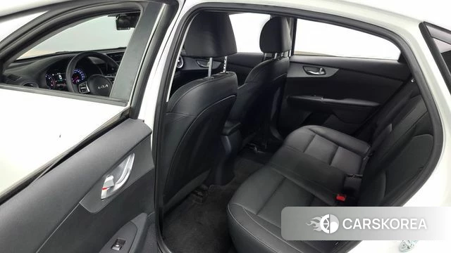 Kia The New K3 2nd generation 2023 Белый из Кореи, фото 3