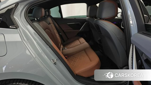 BMW 5 Series (G60) 2026 Цвет галактики из Кореи, фото 3