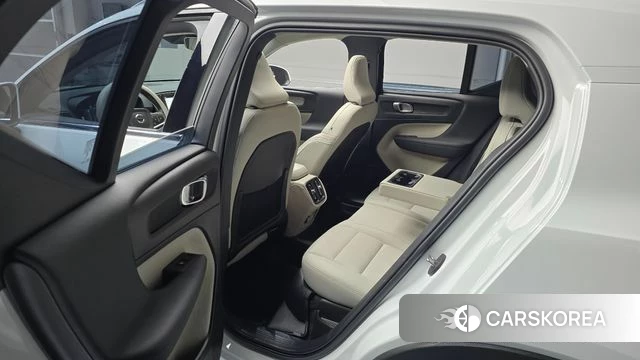 Volvo XC40 2024 Белый из Кореи, фото 3