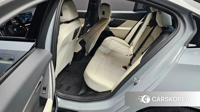 BMW 5 Series (G60) 2024 Светло-серебряный цвет из Кореи, фото 3