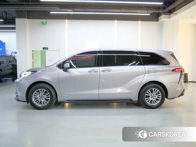 Toyota Saina 2022 Серебристо-серый из Китая, фото 3