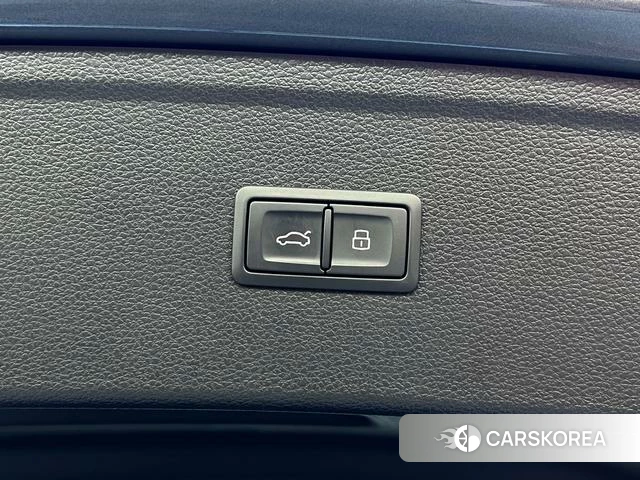 Audi Q5L 2021 Темно-серый из Китая, фото 3