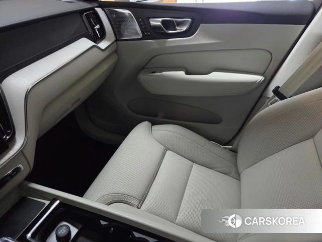 Volvo XC60 second Generation 2025 Белый из Кореи, фото 3