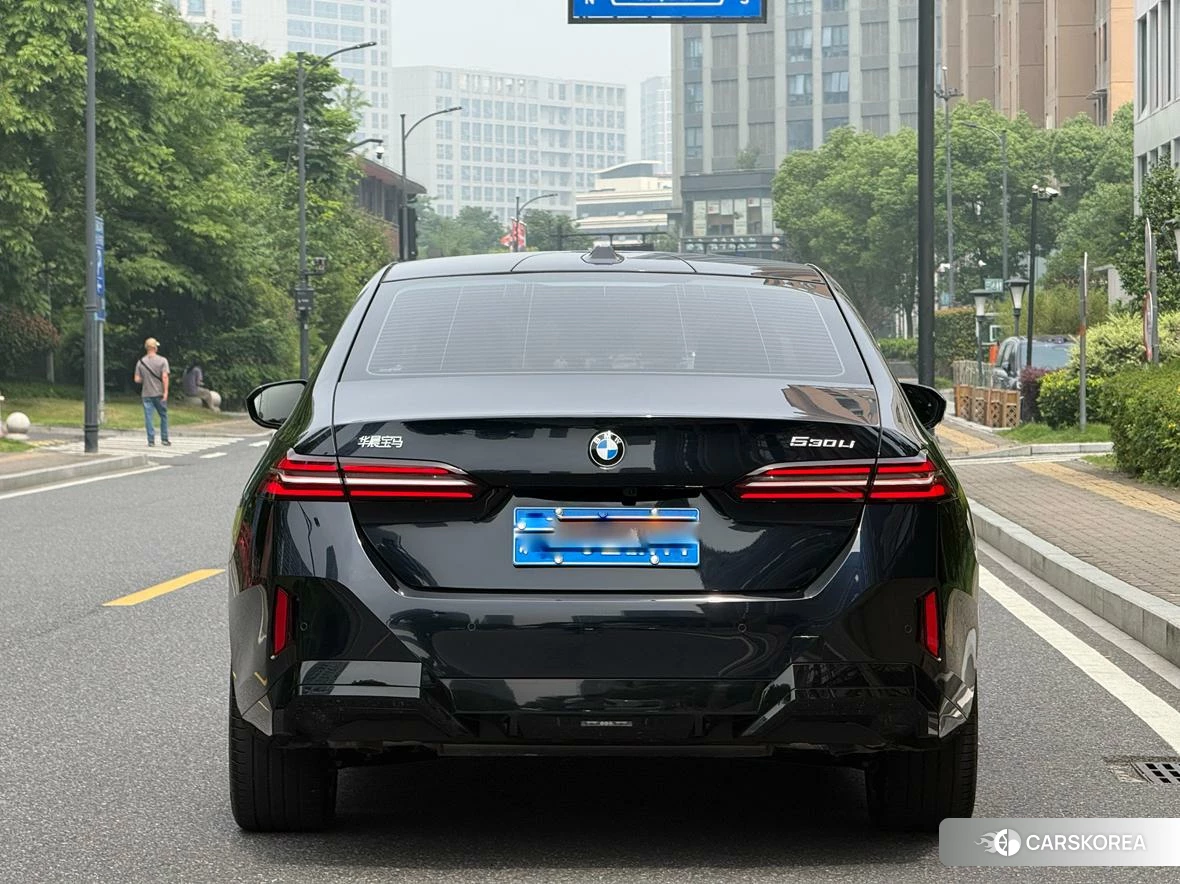 BMW 5 series 2024 Черный из Китая, фото 3