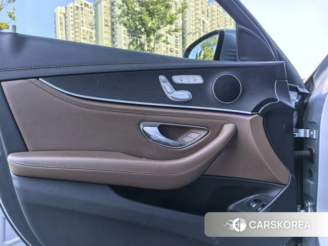 Mercedes-Benz E-class PHEV 2022 Серебристо-серый из Китая, фото 3
