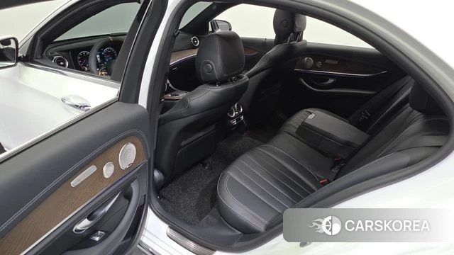 Mercedes-Benz E-Class W213 2022 Белый из Кореи, фото 3