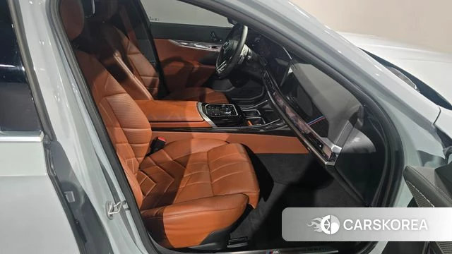 BMW 7 Series (G70) 2025 Небесно-голубой из Кореи, фото 3