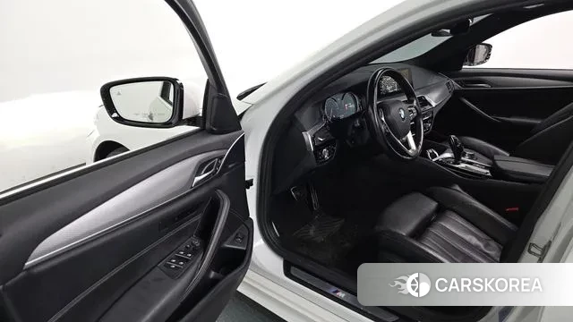 BMW 5 Series (G30) 2018 Белый из Кореи, фото 3