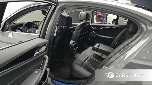 BMW 5 Series (G30) 2021 Серебристо-серый из Кореи, фото 3