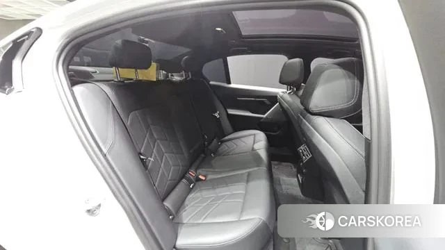 BMW 5 Series (G60) 2024 Белый из Кореи, фото 3