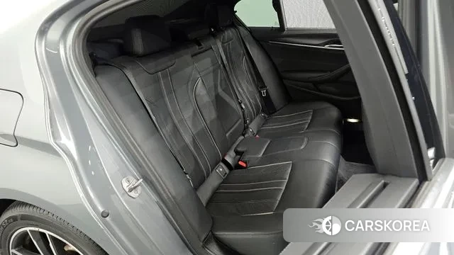 BMW 5 Series (G30) 2023 Серебристо-серый из Кореи, фото 3