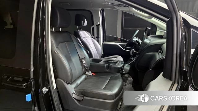 Hyundai Staria 2023 Черный из Кореи, фото 3