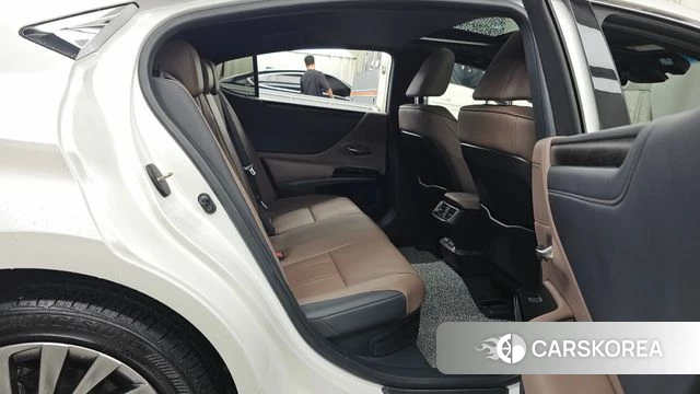 Lexus ES300h 7th generation 2023 Белый из Кореи, фото 3