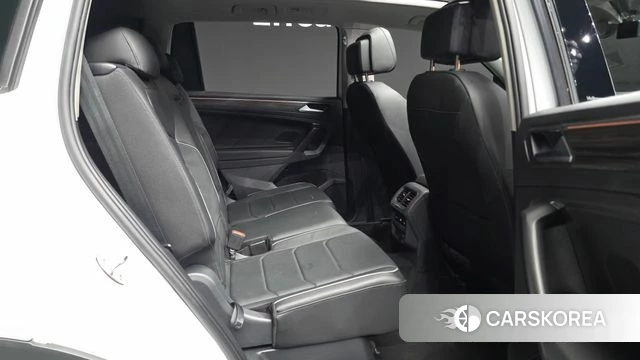Volkswagen Tiguan Allspace 2023 Белый из Кореи, фото 3