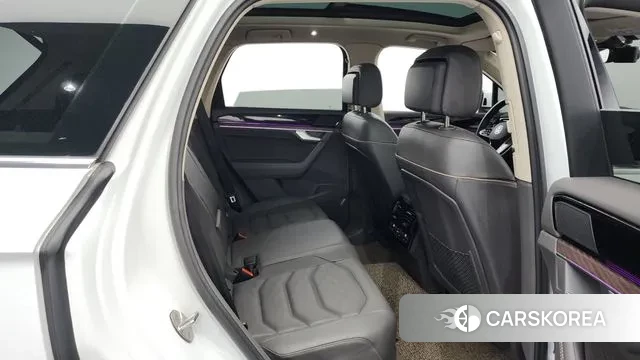 Volkswagen Touareg 3rd generation 2023 Белый из Кореи, фото 3