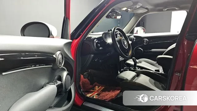 Mini Cooper 2023 Красный из Кореи, фото 3