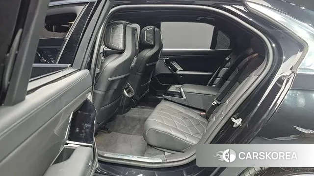 BMW 7 Series (G70) 2023 Черный из Кореи, фото 3