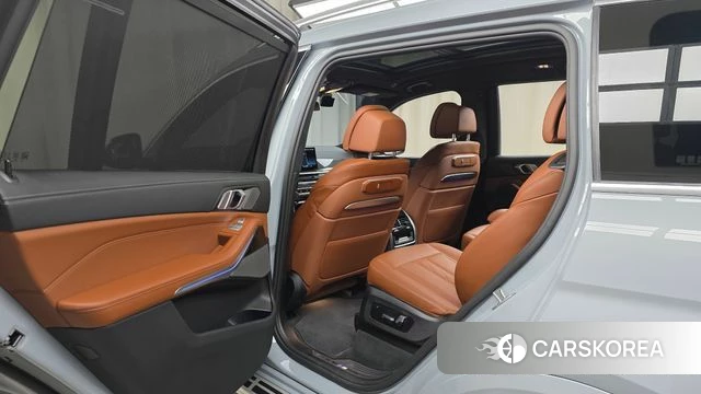 BMW X7 (G07) 2025 Светло-серебряный цвет из Кореи, фото 3