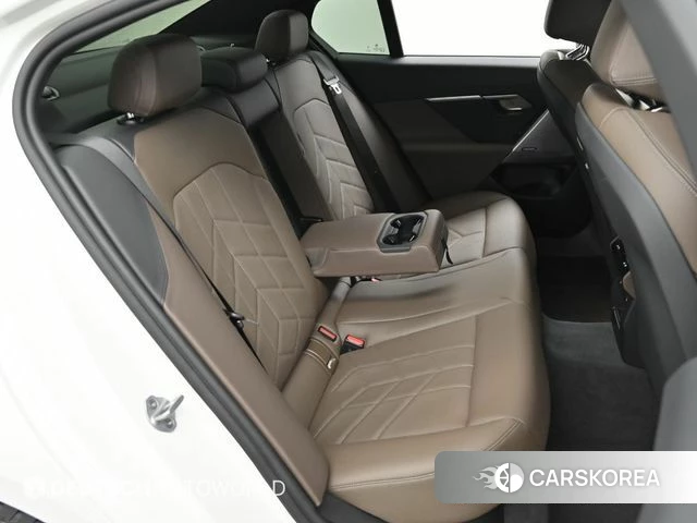 BMW 5 Series (G60) 2025 Белый из Кореи, фото 3