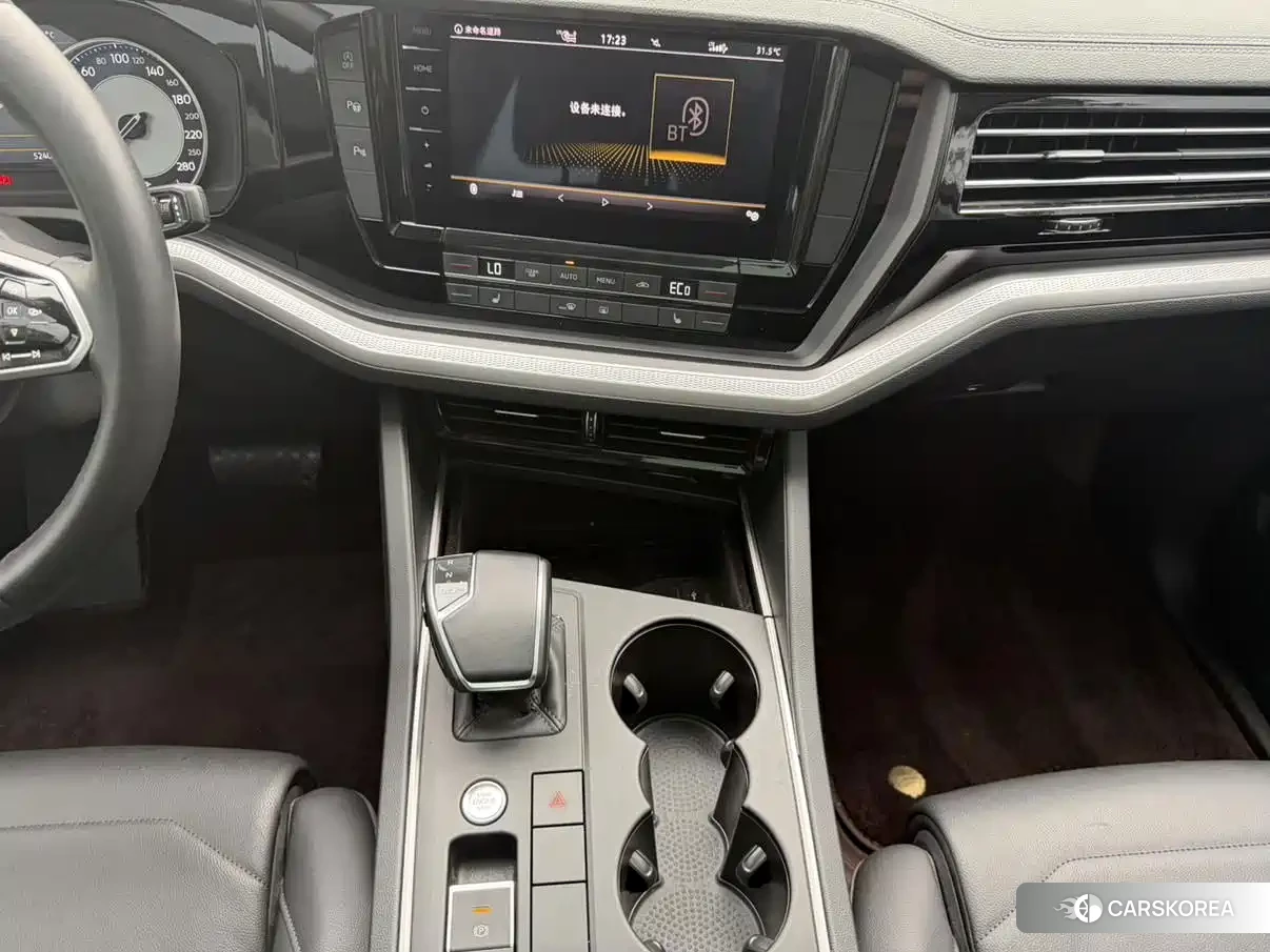 Volkswagen Touareg 2023 Champagne/brown из Китая, фото 3