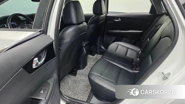 Kia The New K3 2nd generation 2023 Белый из Кореи, фото 3