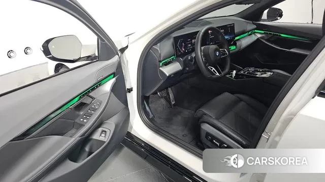 BMW 5 Series (G60) 2024 Белый из Кореи, фото 3