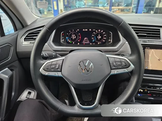 Volkswagen Tiguan Allspace 2024 Белый из Кореи, фото 3