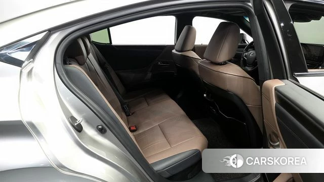 Lexus ES300h 7th generation 2023 Серебряный из Кореи, фото 3