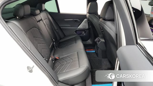 BMW 5 Series (G60) 2025 Белый из Кореи, фото 3