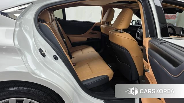 Lexus ES300h 7th generation 2025 Белый из Кореи, фото 3