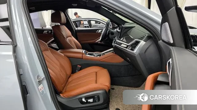 BMW X6 (G06) 2023 Светло-серебряный цвет из Кореи, фото 3