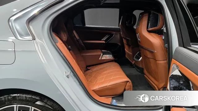 BMW 7 Series (G70) 2024 Светло-серебряный цвет из Кореи, фото 3