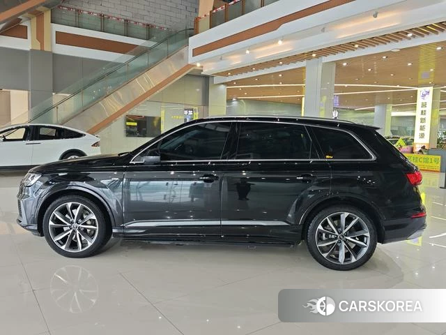 Audi Q7 2023 Черный из Китая, фото 3