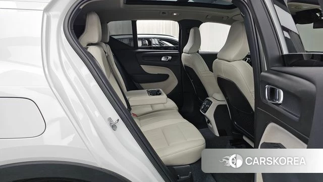 Volvo XC40 2023 Белый из Кореи, фото 3