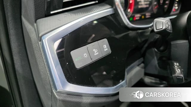 Audi Q3 (F3) 2023 Серый из Кореи, фото 3