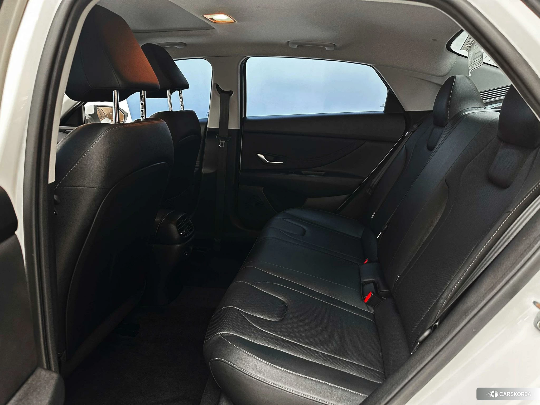 Hyundai Elantra 2023 Белый из Китая, фото 3