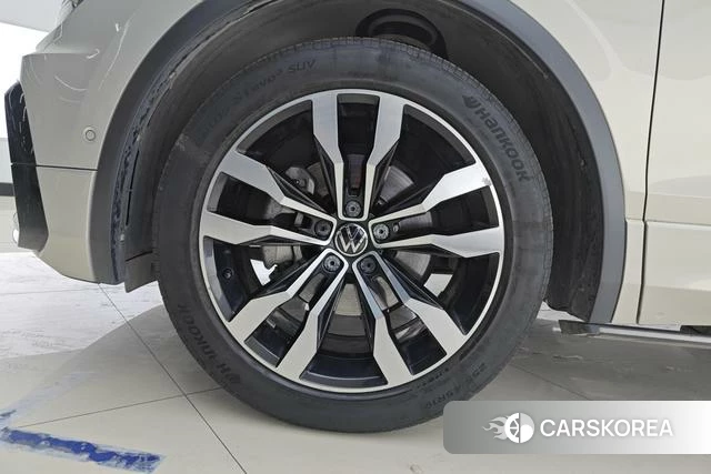 Volkswagen Tiguan L 2021 Темно-серый из Китая, фото 3