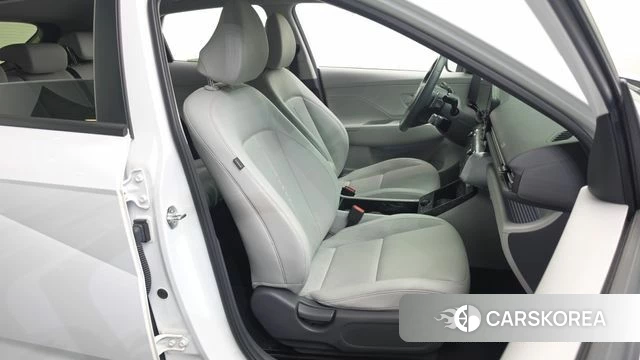 Hyundai Kona (SX2) 2024 Белый из Кореи, фото 3