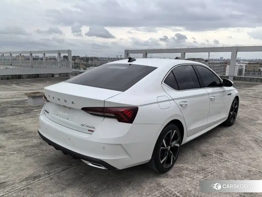 Skoda Octavia 2024 Белый из Китая, фото 3