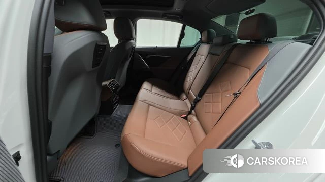 BMW 5 Series (G60) 2023 Белый из Кореи, фото 3